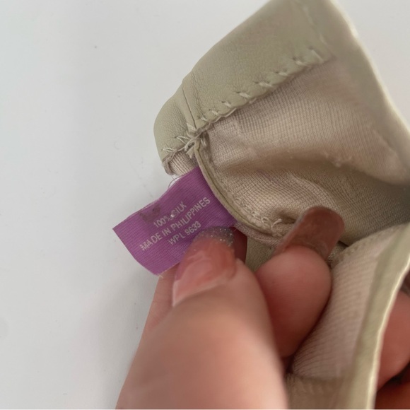 Vintage Grandoe Silk Lined Cream Leather Gloves - Picture 5 of 7